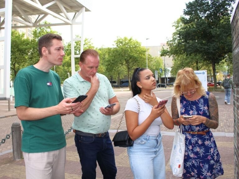 group-analysing-clue-mobile-app