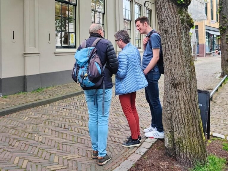 group-checking-clue-on-phone-city-game