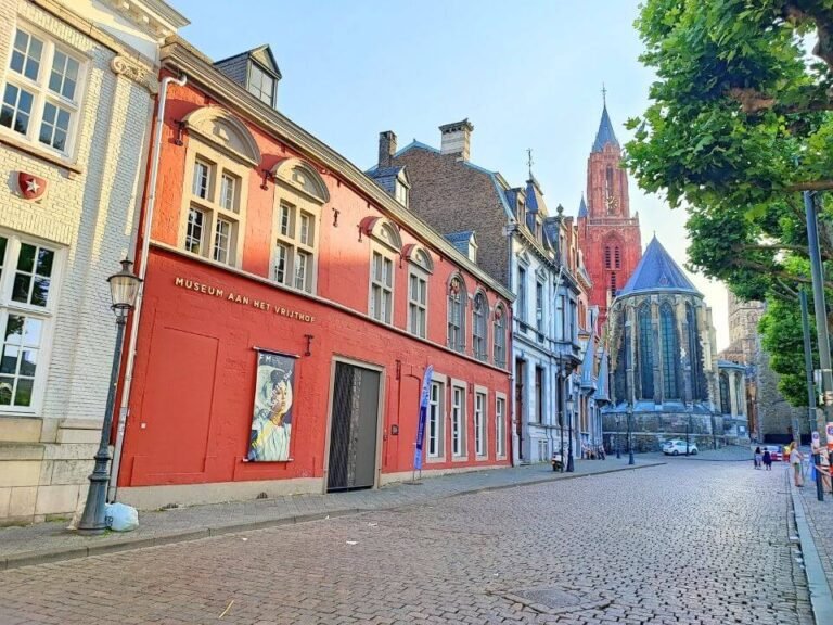 outdoor-detective-tour-Maastricht-Spaans_Gouvernement