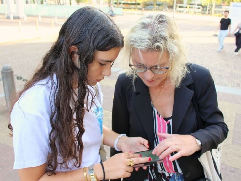 pair-zooming-photo-clue