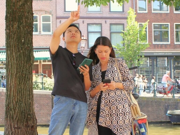 players-analyzing-surroundings