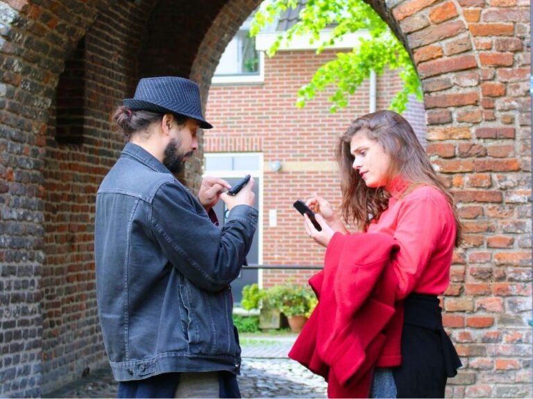 players-focused-on-phone-screen