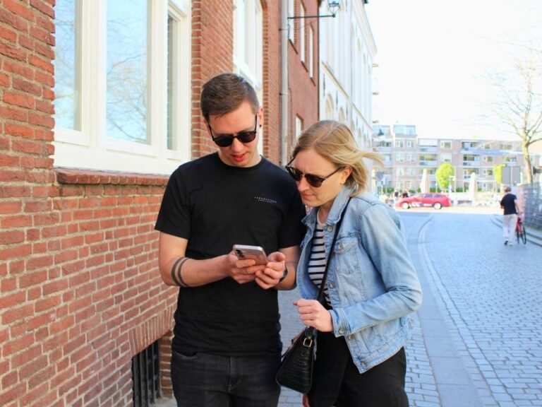 players-reviewing-hint-text