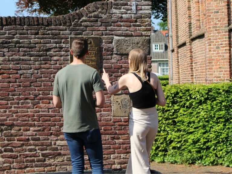 two-players-pointing-at-clue-location