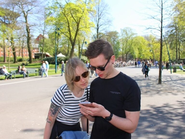 two-players-zooming-map