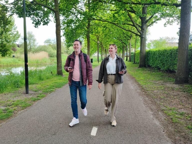 Julia en Ramon lossen een opdracht op tijdens Wijkgame Nieuwland