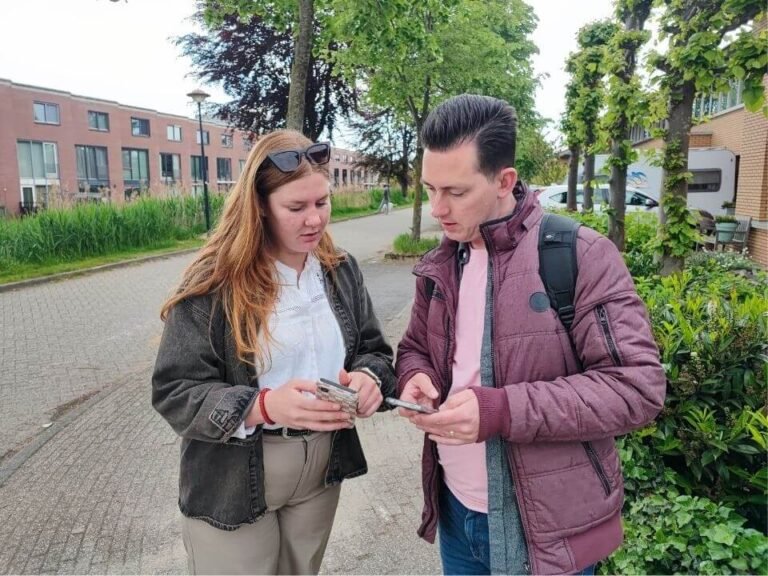 Buurtnetwerkers Julia en Ramon spelen samen Wijkgame Nieuwland in Amersfoort