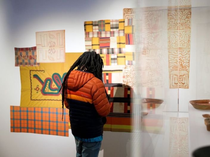 Leerling logt in het museum in bij Qugato citygame