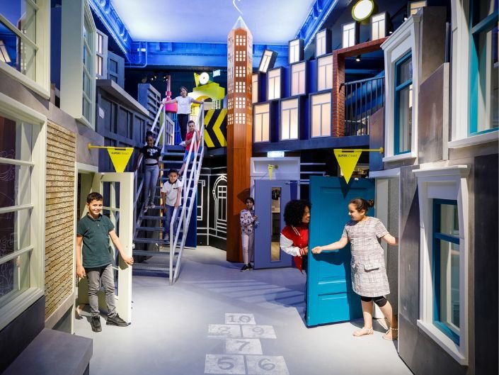Schoolklas op bezoek bij het Wereldmuseum Rotterdam