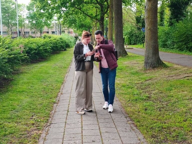 Julia en Ramon tijdens het spelen van de interactieve Wijkgame Nieuwland